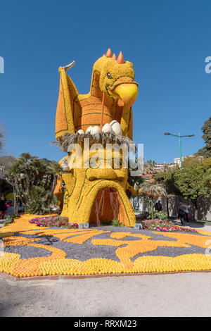 Riesige Skulptur von Zitronen und Orangen am jährlichen Menton Lemon Festival im französischen Riviera gemacht Stockfoto