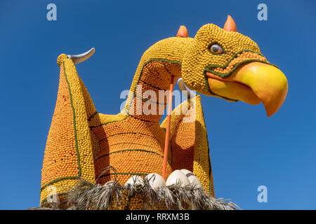 Riesige Skulptur von Zitronen und Orangen am jährlichen Menton Lemon Festival im französischen Riviera gemacht Stockfoto