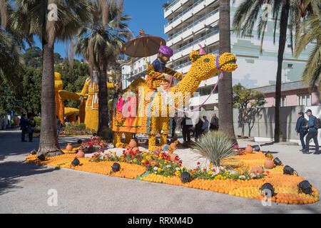Riesige Skulptur von Zitronen und Orangen am jährlichen Menton Lemon Festival im französischen Riviera gemacht Stockfoto