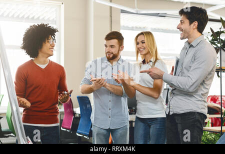 Business Team schätzen Kollegen erklären, Präsentation Stockfoto