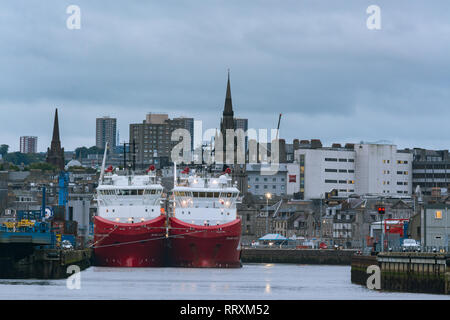 Offshore Supply Schiffe im Hafen Aberdeen bei Dämmerung, Aberdeen, Schottland, UK Stockfoto