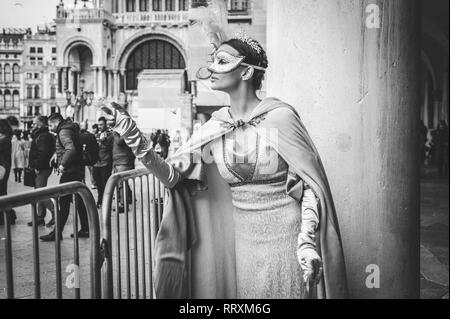 Elegante maskierte Frau in Venedig Stockfoto