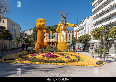 Riesige Skulptur von Zitronen und Orangen am jährlichen Menton Lemon Festival im französischen Riviera gemacht Stockfoto