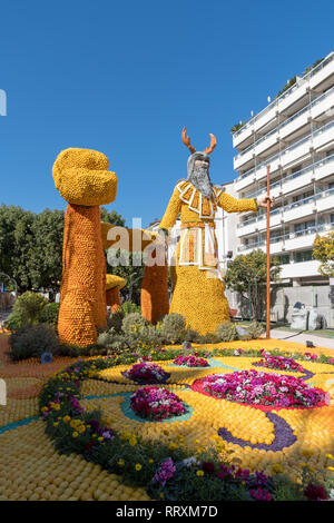 Riesige Skulptur von Zitronen und Orangen am jährlichen Menton Lemon Festival im französischen Riviera gemacht Stockfoto