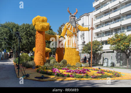 Riesige Skulptur von Zitronen und Orangen am jährlichen Menton Lemon Festival im französischen Riviera gemacht Stockfoto