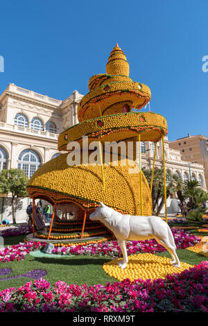 Riesige Skulptur von Zitronen und Orangen am jährlichen Menton Lemon Festival im französischen Riviera gemacht Stockfoto