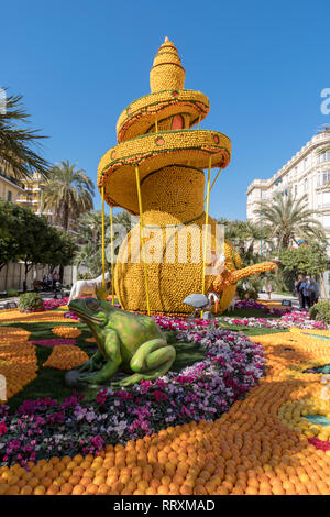 Riesige Skulptur von Zitronen und Orangen am jährlichen Menton Lemon Festival im französischen Riviera gemacht Stockfoto
