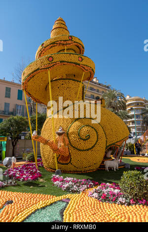Riesige Skulptur von Zitronen und Orangen am jährlichen Menton Lemon Festival im französischen Riviera gemacht Stockfoto