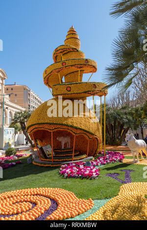 Riesige Skulptur von Zitronen und Orangen am jährlichen Menton Lemon Festival im französischen Riviera gemacht Stockfoto