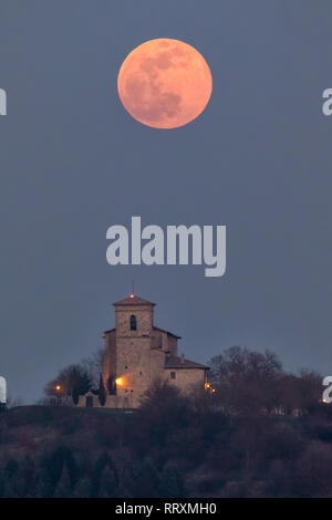 Vollmond über Estarrona Kirche in Álava, Spanien Stockfoto