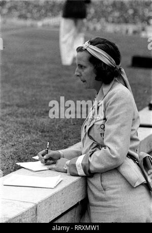 Olympischen Sommerspiele 1936 - Deutschland, Drittes Reich - Olympische Spiele, Olympische Sommerspiele 1936 in Berlin. Deutsche Regisseurin Leni Riefenstahl auf der olympischen Arena. Bild Datum August 1936. Foto Erich Andres Stockfoto