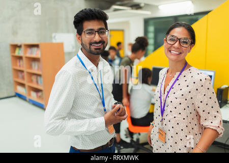 Porträt Lächeln, zuversichtlich Junior high Lehrer in der Bibliothek Stockfoto