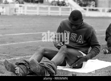 Olympischen Sommerspiele 1936 - Deutschland, Drittes Reich - Olympische Spiele, Olympische Sommerspiele 1936 in Berlin. Jesse Owens während einer Pause auf der olympischen Arena. Die erfolgreichsten Athleten der Olympischen Spiele in Berlin. Goldmedaillengewinner in 100 m und 200 m Sprint, 4x100 m und Weitsprung. Bild Datum August 1936. Foto Erich Andres Stockfoto