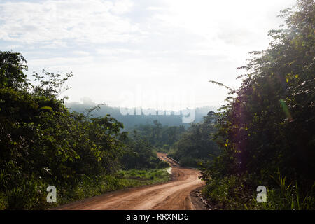 Trans-Amazonian Highway in Brasilien während der trockenen Jahreszeit Stockfoto