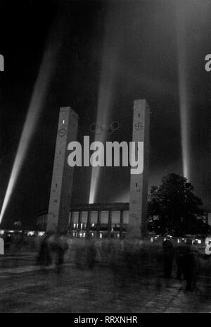 Olympiade 1936 in Berlin, Deutschland, Deutsches Reich, Olympische Sommerspiele, Sommerolympiade 1936 in Berlin, Olympiastadion bei Nacht Deutschland, Drittes Reich, Olympische Spiele, Olympische Sommerspiele 1936 in Berlin, Strahler um das Olympiastadion bei Nacht Stockfoto