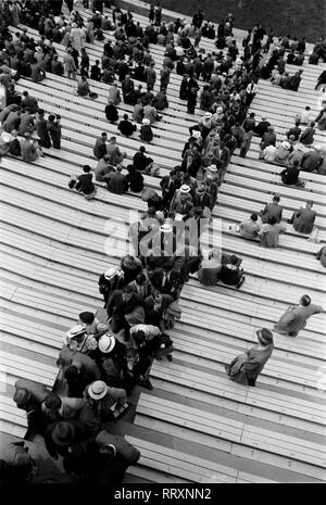 Olympiade 1936 in Berlin, Deutschland, Deutsches Reich, Olympische Sommerspiele, Olympiade 1936 in Berlin. Zuschauer auf der Tribüne. Deutschland, Drittes Reich, Olympische Spiele, Olympische Sommerspiele 1936 in Berlin. Die Zuschauer auf der Tribüne. Stockfoto