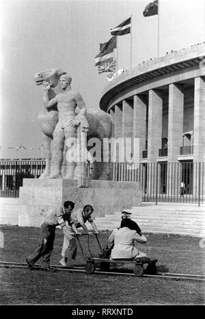 Olympischen Sommerspiele 1936 - Deutschland, Drittes Reich - Olympische Spiele, Olympische Sommerspiele 1936 in Berlin. Schießen vor dem Olympiastadion. Bild Datum August 1936. Foto Erich Andres. Stockfoto