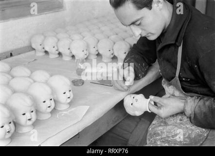 Deutschland - Deutschland Ca. 1950, Thüringen Arbeiter der Spielzeugfabrik in Sonneberg beim Bemalen von Puppenköpfen Stockfoto