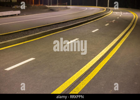 Große moderne glatte leeren Asphalt Autobahn scharf scharf mit hellen, weißen und gelben Markierung Zeichen Zeile. Geschwindigkeit, Sicherheit, komfortable Reise ein Stockfoto