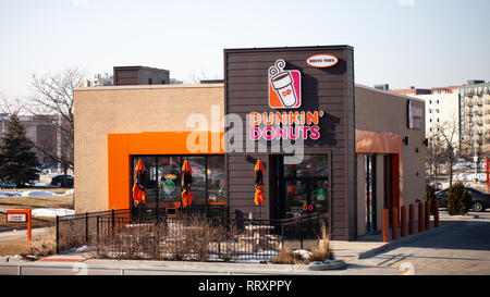 CHICAGO, IL - 22. FEBRUAR 2019 - Außenansicht von Dunkin Donuts Stockfoto