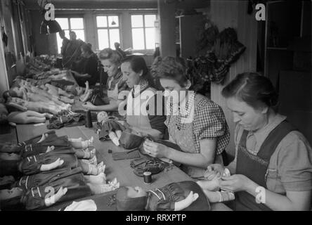 Deutschland - Deutschland Ca. 1950, Thüringen Arbeiterinnen der Spielzeugfabrik in Sonneberg beim Ankleiden von Puppen Stockfoto