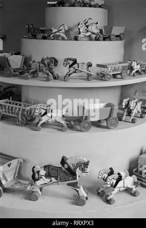 Deutschland - Deutschland Ca. 1950, Thüringen Spielzeugfabrik in Sonneberg, Pyramide mit Holzspielzeug. Stockfoto