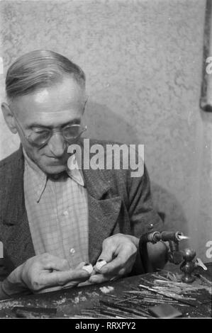 Deutschland - Deutschland Ca. 1950, Thüringen Arbeiter der Glasfabrik in Lauscha. Arbeiter an einer Glashütte in Lauscha. Stockfoto