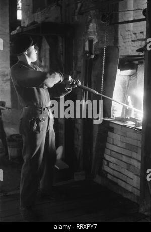 Deutschland - Deutschland Ca. 1950, Thüringen, Arbeiter in einer Glashütte in Lauscha. Arbeiter in einer Glasfabrik in Lauscha, Ca. 1950. Stockfoto