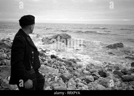 Frankreich - Frankreich 1940 s, Le Havre. Deutsche Marine sailor am Strand. Foto von Erich Andres. Ehestorf, Deutscher Marinesoldat am Strand von Le Havre, 1940er Jahre. Stockfoto