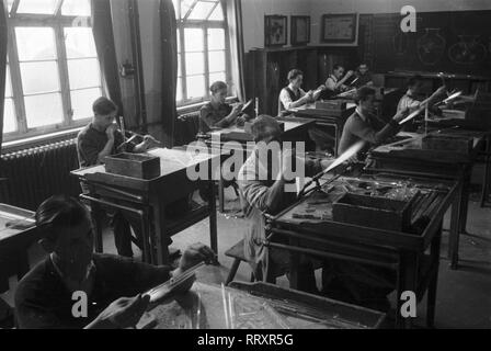 Deutschland - Deutschland Ca. 1950, Thüringen, Glasbläser bei der Lehre Stockfoto