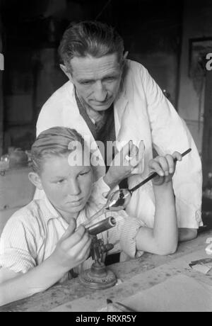 Deutschland - Deutschland Ca. 1950, Thüringen Lehrling der Glashütte in Sonneberg Stockfoto