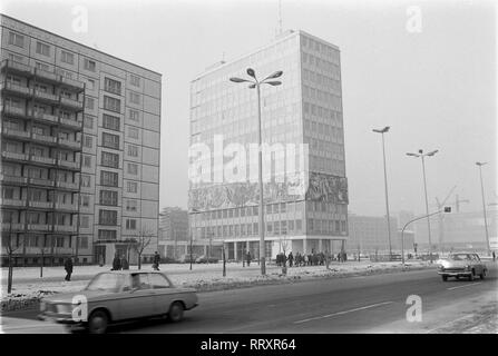 Deutschland - Berlin ca. 1964, Haus freundliche Unterstützung, erster Neubau am Alexanderplatz / 1945 Stockfoto