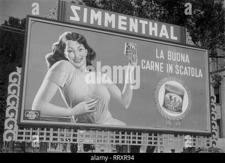 Poster - Anzeige Plakat in Neapel, 1950. Foto von Erich Andres Italien, Neapel, Reisen, Werbung, auf Plakaten, 1950 Werbeplakat, Neapel, Italien Ca. 1950 Stockfoto