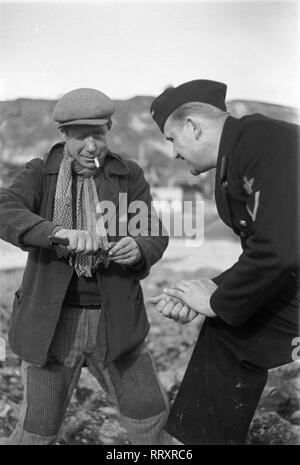 Frankreich - Frankreich in den 1940er Jahren. Le Havre - Franzosen und Deutsche sailor am Strand. Foto von Erich Andres Essenrode, Männer am Strand von Le Havre. Stockfoto