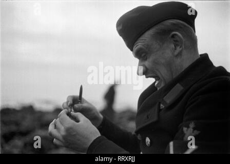 Frankreich - Frankreich in den 1940er Jahren. Le Havre - Deutsche Marine sailor Sammeln von Muscheln. Foto von Erich Andres, Deutscher Marinesoldat bei der muschelernte in Le Havre. Stockfoto