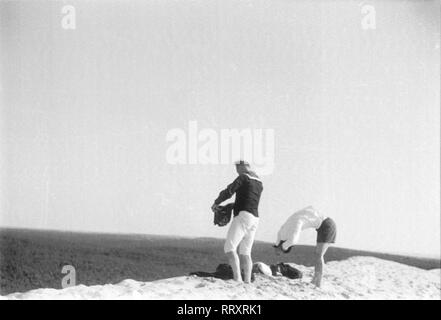 Frankreich - Frankreich 1940 er Jahre. Zwei Deutsche Marine Segler auf dem Strand von Arcachon. Foto von Erich Andres sind Ca. 1950, Arcachon, zwei deutsche Marinesoldaten beim Umziehen am Strand. Stockfoto