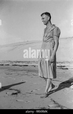 Frankreich - Frankreich im Jahre 1941. Arcachon - Mann, der die Frauen kleiden nur zum Spaß. Foto von Erich Andres sind Ca. 1941, Mann im Kleid am Strand von Arcachon Stockfoto