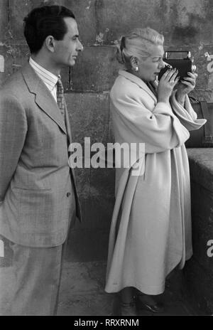 Reisen nach Florenz - Italien in der 1950er-Jahre touristische Paar in Florenz. Bild Datum 1954. Touristenpaar in Florenz, Italien. Foto Erich Andres Stockfoto