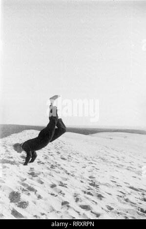 Frankreich - Frankreich in den 1940er Jahren. Arcachon - handstand am Strand. Foto von Erich Andres Essenrode, Handstand am Strand von Arcachon Stockfoto