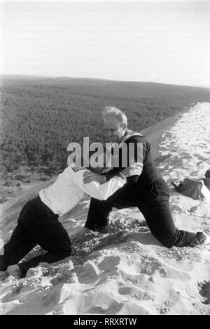 Frankreich - Frankreich in den 1940er Jahren. Auf einer Düne in Arcachon - zwei Matrosen kämpfen, nur so zum Spaß. Foto von Erich Andres Essenrode, Kampfszene am Strand von Arcachon Stockfoto