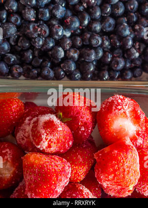 Mix aus frischen Erdbeeren und Blaubeeren in Glas fach Ansicht von Oben. Vitamin- und resveratrol reiche Nahrung Hintergrund Stockfoto