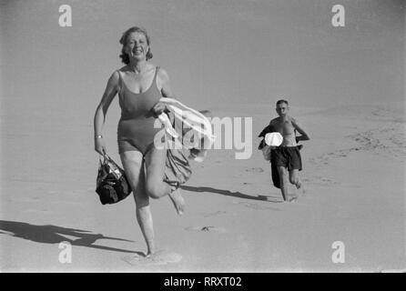 Frankreich - Frankreich in den 1940er Jahren. Ausführen von Frau auf einer Düne in Arcachon. Foto von Erich Andres sind Ca. 1940er-Jahre. Frau beim Laufen auf der Düne in Arcachon Stockfoto