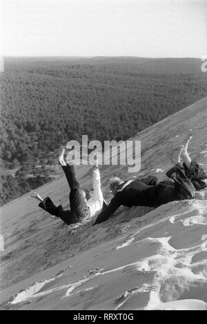 Frankreich - Frankreich in den 1940er Jahren. Arcachon - Spaß auf einer Sanddüne. Foto von Erich Andres Frankreich, Arcachon, Männer haben Spaß, 1940er Jahre. Stockfoto