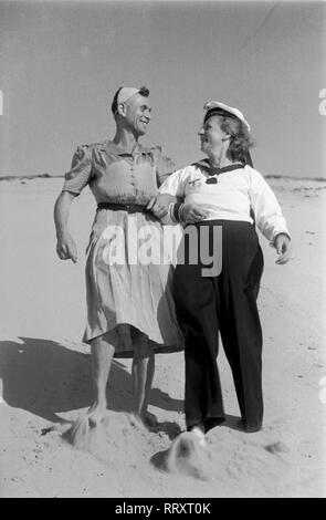 Frankreich - Frankreich in den 1940er Jahren. Arcachon - ein Paar am Strand hat Spaß mit Rollentausch. Foto von Erich Andres Frankreich, Arcachon, Paar beim Rollentausch, 1940er Jahre. Stockfoto