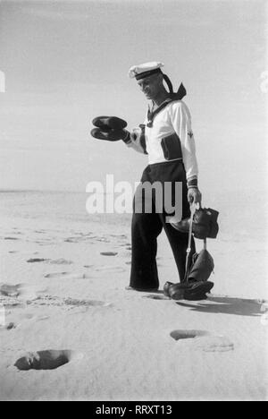 Frankreich - Frankreich in den 1940er Jahren. Arcachon, sailor am Strand. Foto von Erich Andres. Frankreich, Arcachon, Matrose in Uniform am Strand. Stockfoto