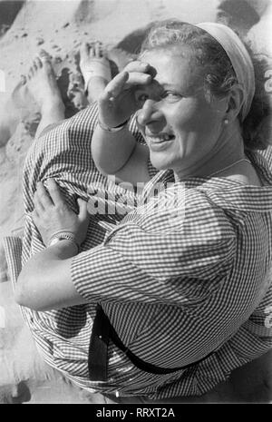 Frankreich - Frankreich im Jahre 1940. Arcachon - Frau am Strand - von der Sonne geblendet. Foto von Erich Andres. Gestorben sind. 1940, Arcachon, Frau wird von der Sonne geblendet Stockfoto