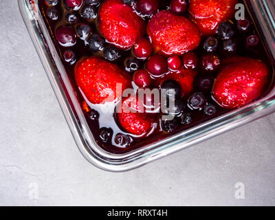 Blick von oben auf die gemischten Gelee Früchte (Erdbeeren, Heidelbeeren, Preiselbeeren), eich mit Resveratrol und Vitamin Hintergrund Stockfoto