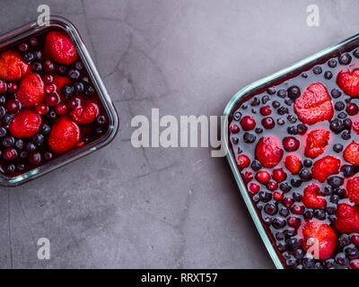 Blick von oben auf die gemischten Gelee Früchte (Erdbeeren, Heidelbeeren, Preiselbeeren), reich an Resveratrol und Vitamin Stockfoto