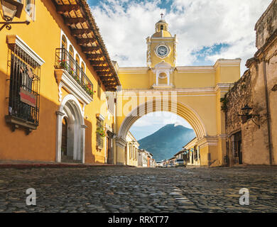 Santa Catalina Arch Ans Agua Vulkan - Antigua, Guatemala Stockfoto