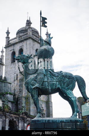 Statue von Vimara Peres mit Turm der Kathedrale von Porto im Hintergrund. Stockfoto